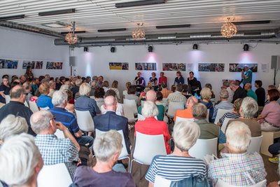 Volle Hütte zur Podiumsdiskussion. Foto: Jens Volle