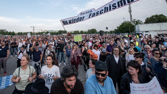 Keine Antifa-Demo. Hier auf dem Wasen sind die "Querdenker" unterwegs. Keine Antifa-Demo. Hier auf dem Wasen sind die "Querdenker" unterwegs.