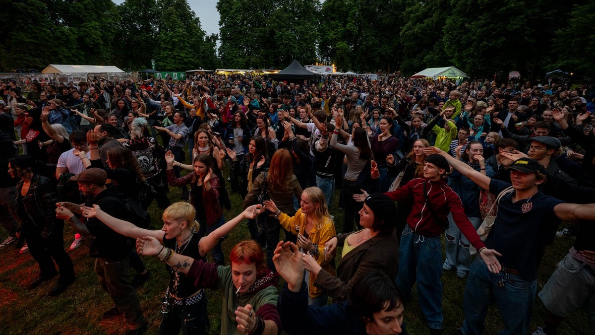 Vor der Hauptbühne beim Auftritt von Maxo and the Dudes – wen stört da schon das Bisschen Regen?