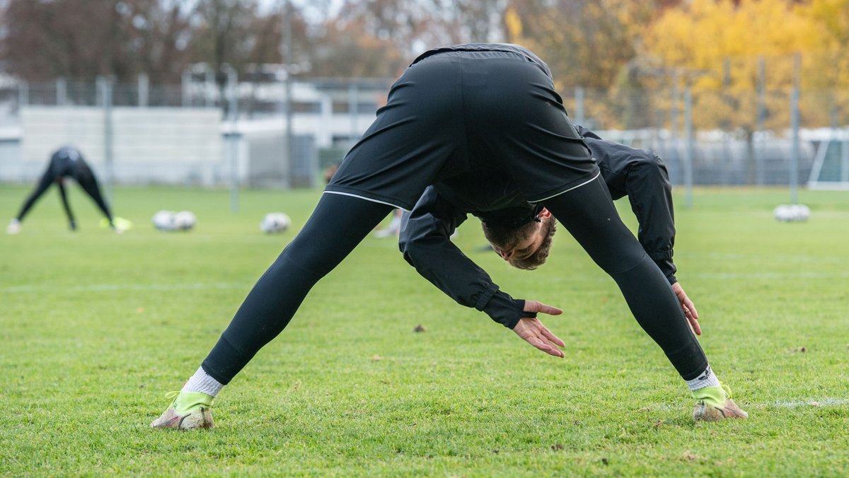 Dehnen für die Blutgrätsche. Dehnen für die Blutgrätsche.