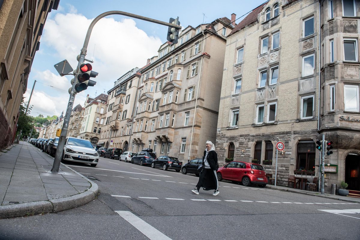 Bitte warten Sie, bis die Ampel grün ist!