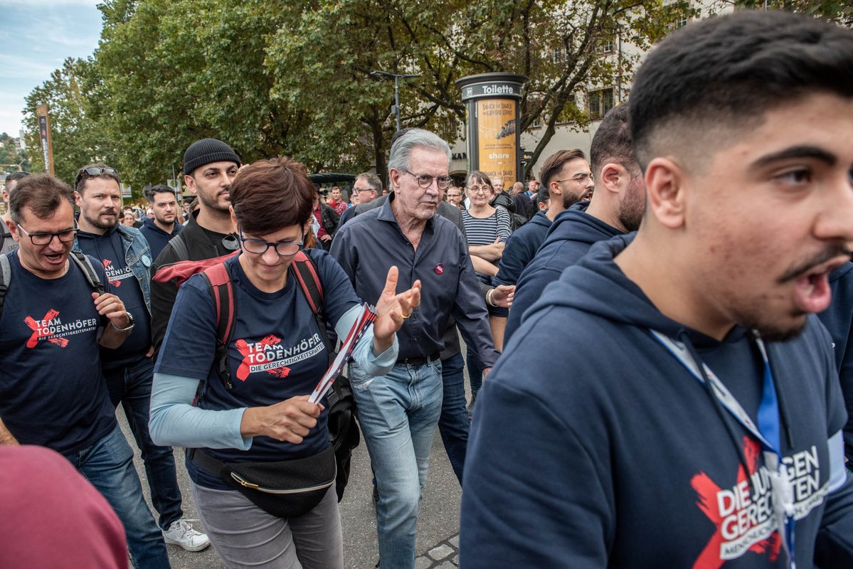 Jürgen Todenhöfer mit Leibgarde, 16. Oktober 2022 auf dem Stuttgarter Schlossplatz. Foto: Jens Volle