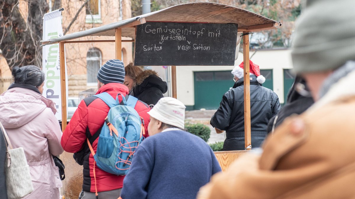Gefragt in der (sozialen) Kälte: "Suppoptimal", eine Initiative der Bürgerstiftung Stuttgart, die warmes Essen an Bedürftige ausgibt. Fotos: Jens Volle