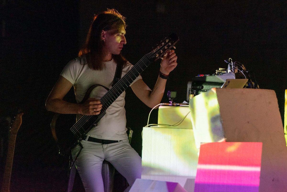 Gitarrist Dmytro Radzetskyi. Gitarrist Dmytro Radzetskyi.