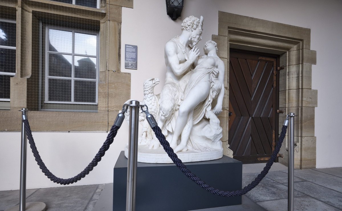 Im Arm hält er Antiope – zu sehen im Stuttgarter Landesmuseum, geschaffen von Francesco Pozzi. Für weitere steinerne Erotik bitte weiterklicken.