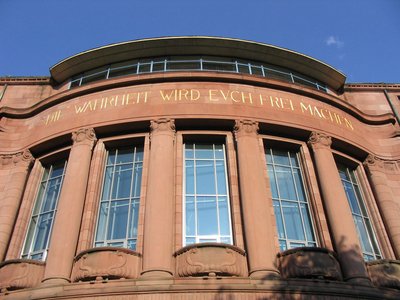 Universität Freiburg mit Inschrift "Die Wahrheit wird euch frei machen".