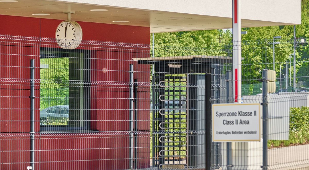 Zeit, beim in Calw stationierten KSK hinter die Kulissen zu schauen – sogar die Uhr am Kaserneneingang zeigt das an. Fotos: Joachim E. Röttgers