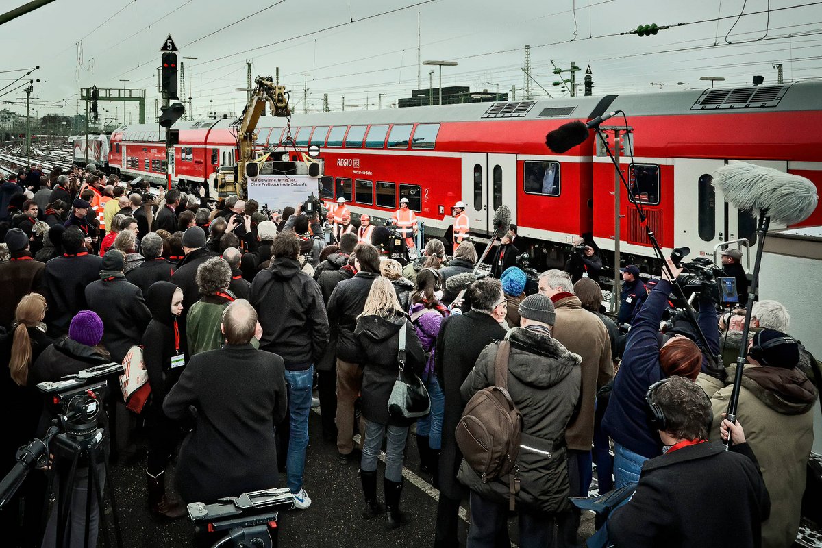 ... ehe endlich, hurra!, Prellbock 049 in die Höhe gehievt wird. Am Bahnsteig wird gefeiert. 