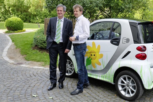 Der "Mitarbeiter": EnBW-Chef Frank Mastiaux, rechts Landrat Pauli. Foto: Martin Storz 