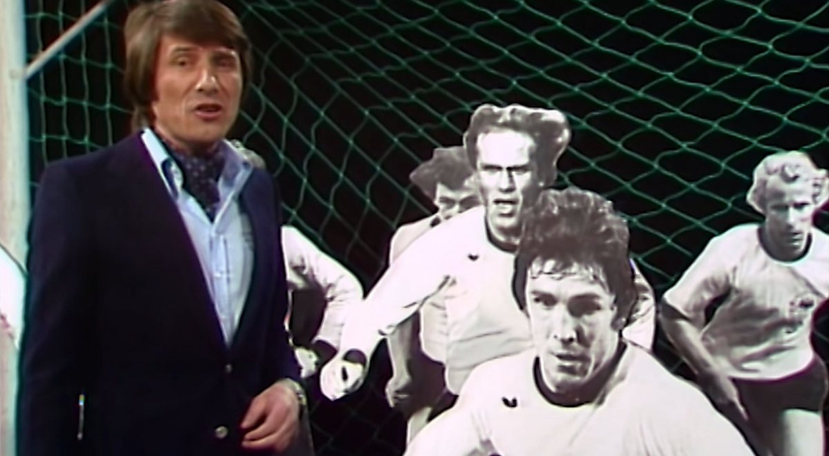 Ein Schlagersänger mit Pappkameraden aus der deutschen Nationalmannschaft, 1978. Was das soll? Erklärt unser Kolumnist. Screenshot: Youtube Ein Schlagersänger mit Pappkameraden aus der deutschen Nationalmannschaft, 1978. Was das soll? Erklärt unser Kolumnist. Screenshot: Youtube