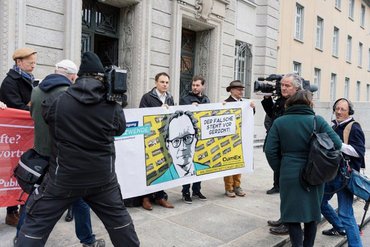 Unterstützung, auch vor dem Gericht: Gerhard Schick (Mitte) hat die Kampage "Solidarität mit Eckart Seith" gestartet. 