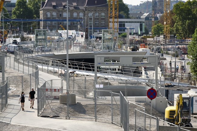 Nach der Einweihung sieht die Station noch etwas unfertig aus. 