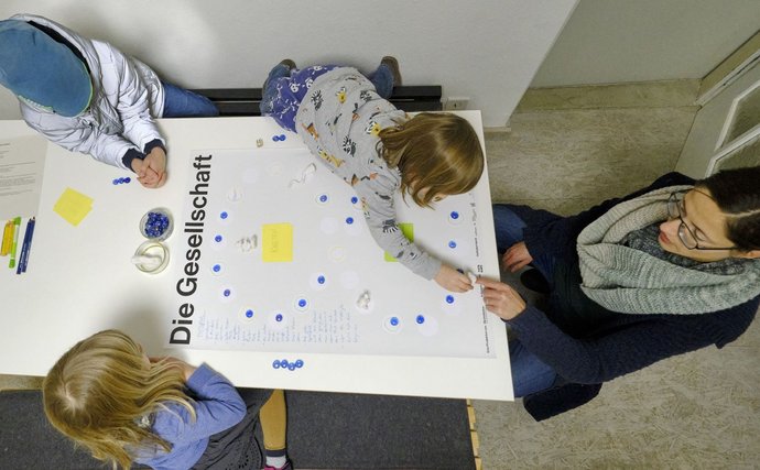 "Die Gesellschaft" als Brettspiel. "Die Gesellschaft" als Brettspiel.