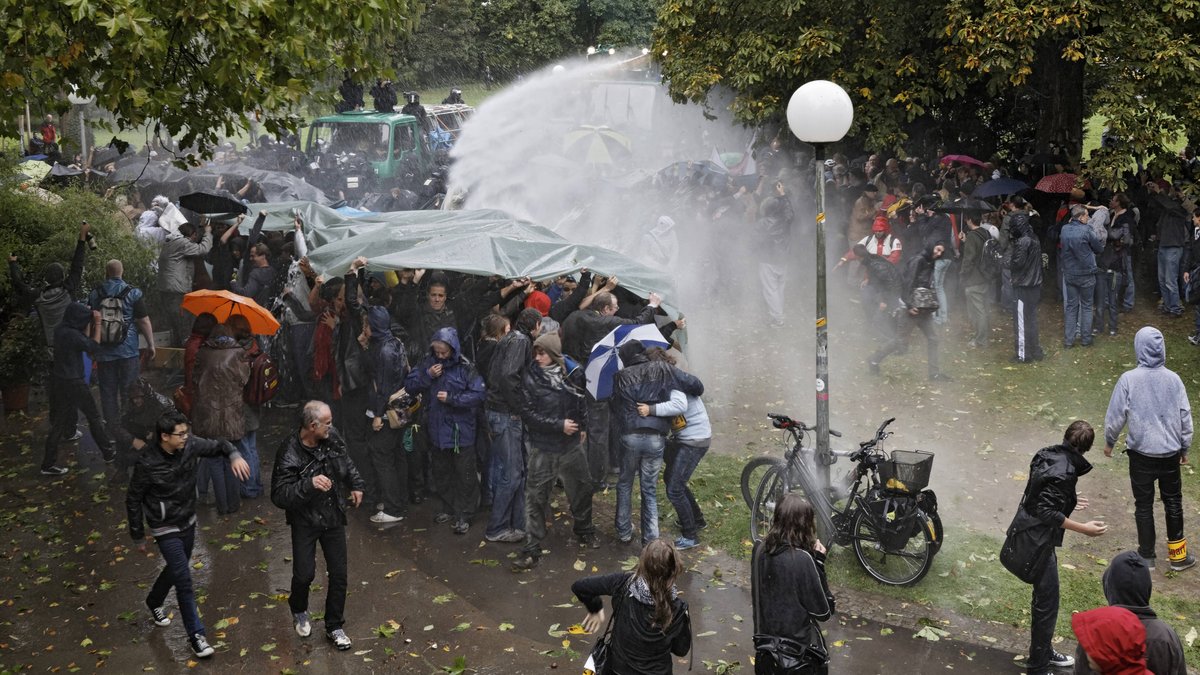 Genf rief damals das französische Militär zu Hilfe, Stuttgart 2010 die Polizei: der "Schwarze Donnerstag". Foto: Joachim E. Röttgers
