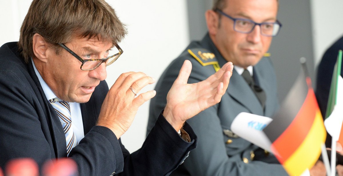 Joachim Speiermann (links) berichtete im Juli 2017 zusammen mit Guiseppe Campobasso von der italienischen Finanzpolizei über Verbindungen zur italienischen Mafia. Foto: Khang Nguyen/dpa