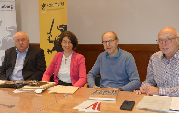 Stadtarchivar Carsten Kohlmann und Oberbürgermeisterin Dorothee Eisenlohr mit Robert Hermann und Alfred Moosmann vom Heimathaus Tennenbronn (v.l.) beim Pressegespräch. Foto: Martin Himmelheber