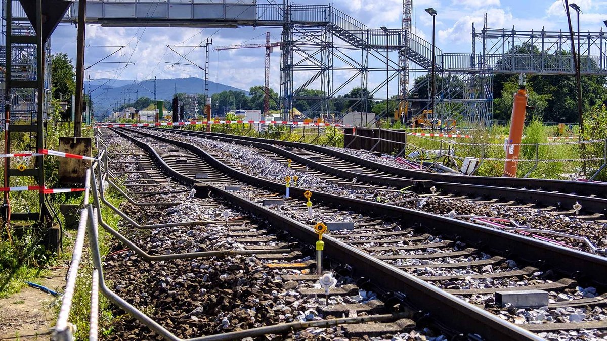 Im Frühjahr 2017 biegen sich die Gleise in Rastatt, als ein Tunnel unter der Bahnlinie einstürzt. Foto: Joachim E. Röttgers