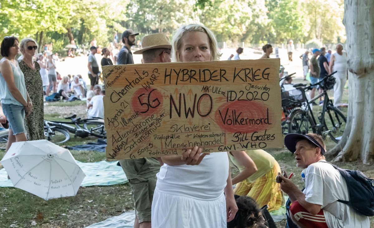 Haarp, Illuminaten, Chemtrails, Adrenochrom, und natürlich Bill Gates: Handliche Verschwörungstheorien-Sammlung auf einer Querdenken-Demo im August 2020 in Stuttgart. Foto: Jens Volle