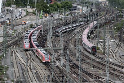 Fahren noch gegen den Ausverkauf an: DB-Züge.