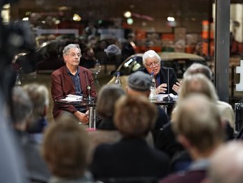 Dieter Reicherter (links) mit Herausgeber Jörg Lang. Foto: Martin Storz