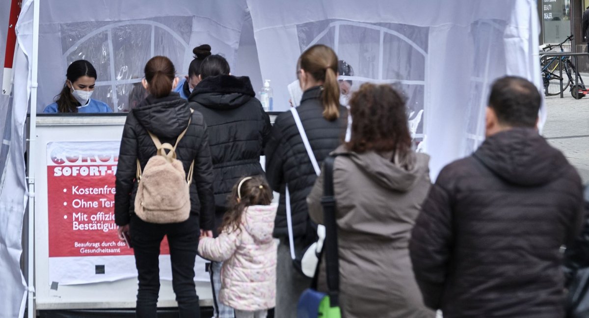 In Gaststätten, Lagerhallen, auf der Straße – überall gibt's Schnelltests to go, für die Getesteten kostenlos. Fotos: Joachim E. Röttgers