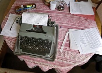 Epplers Arbeitsplatz mit Olympia-Schreibmaschine. Foto: Joachim E. Röttgers