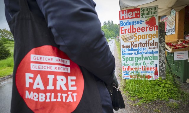 Günstige Spitzenqualität auf Kosten der Feldarbeiter:innen? Nicht nur bei Erdbeeren. Günstige Spitzenqualität auf Kosten der Feldarbeiter:innen? Nicht nur bei Erdbeeren.