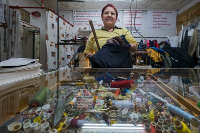 Hatice Aksoy in ihrer Änderungsschneiderei.