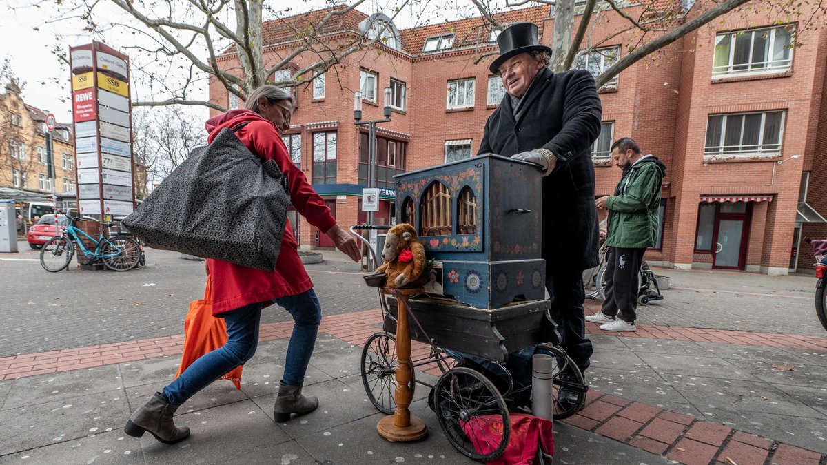 Jeden Samstag dieselbe schöne Leier auf dem Stuttgarter Ostendplatz, im Off des Think-positive-Selbstoptimierungsmarkts. Foto: Jens Volle