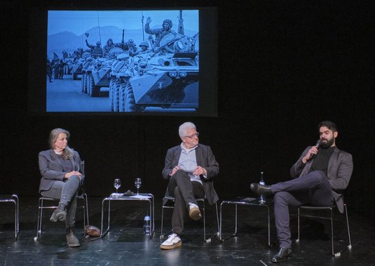 Emran Feroz (rechts), Suzana Lipovac und Moderator Michael Zeiß. Foto: Joachim E. Röttgers Emran Feroz (rechts), Suzana Lipovac und Moderator Michael Zeiß. Foto: Joachim E. Röttgers