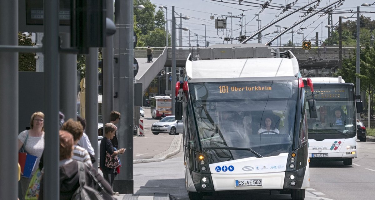 In Esslingen unter Strom: der elektrisch betriebene Solaris Trollino, ein O-Bus, der seine Batterie beim Fahren auflädt. Fotos: Joachim E. Röttgers