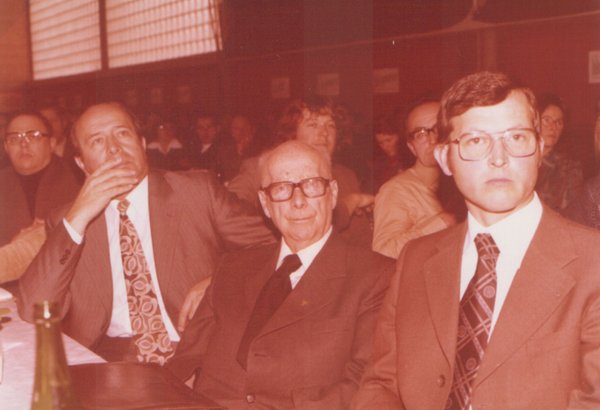 Anfang der 1980er beim ersten bundesweiten Treffen der Biolandbauern in der Turnhalle in Eichstetten: Hans Müller (Mitte), Mitbegründer der "Müller-Rusch-Bewegung", und Martin Scharpf (rechts), der erste Bioland-Vorsitzende.