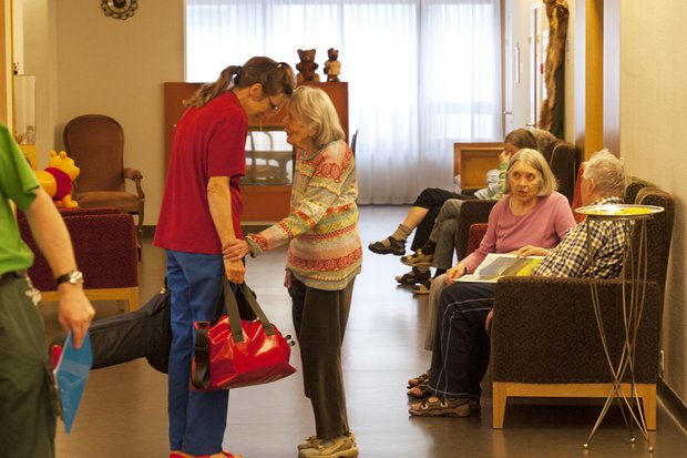 "Wenn man aber einen Menschen mit Gummihandschuhen wäscht, entsteht keine Beziehung."<