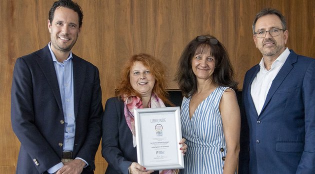 2023 freut sich auch die Landeshauptstadt Stuttgart über das Zertifikat (von links): Erster Bürgermeister Fabian Mayer, Martina Bramm und Sabine O'Brien von der Personalentwicklung sowie Bernd Reichert, Leiter des Haupt- und Personalamts. Foto: Leif Piechowski, LHS