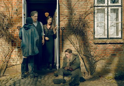 Siggi und der schwerverletzte Klaas (Louis Hofmann) vor dem Haus der Nansens (Tobias Moretti, Johanna Wokalek).