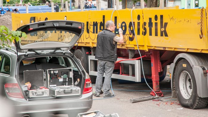 Spurensicherung am nächsten Tag, mit Lupe: überall seltsame gelb-rote Bäbber.