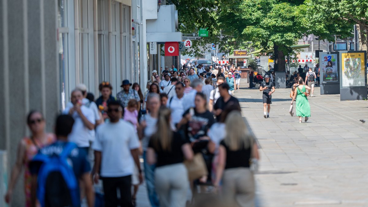 Zweigeteilte Fußgängerzonen: Auf den Schattenseiten herrscht Gedränge. Foto: Jens Volle
