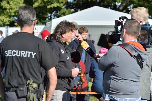 "Querdenker" Gerry Mayr (Bildmitte) sicherte sich durch seinen vermeintlichen Rekordversuch viel mediale Aufmerksamkeit. 