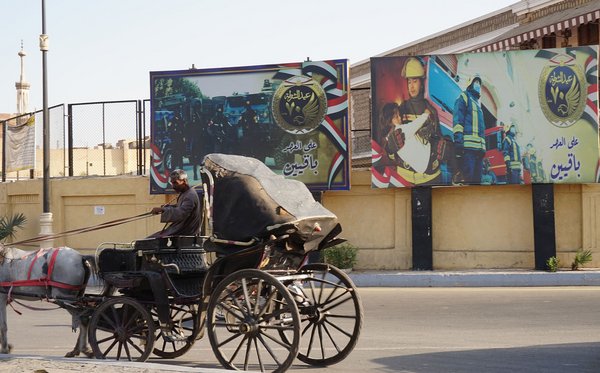 Die Propagandaplakate auf den Straßen von Luxor sollen Vertrauen in die Stärke von Militär und Feuerwehr wecken.
