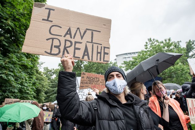 Aufgelesen am 6. Juni im Schlossgarten, zu Fuß gegen Rassismus und Polizeigewalt. Foto: Jens Volle Aufgelesen am 6. Juni im Schlossgarten, zu Fuß gegen Rassismus und Polizeigewalt. Foto: Jens Volle
