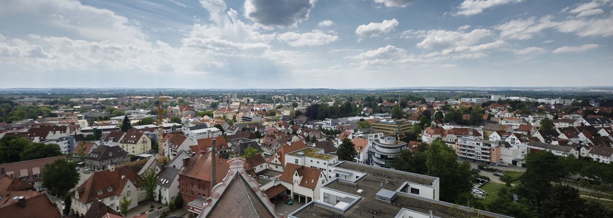 Dunkle Wolke über L. – vom Kirchturm der Stadtpfarrkirche St. Peter und Paul aus gesehen.