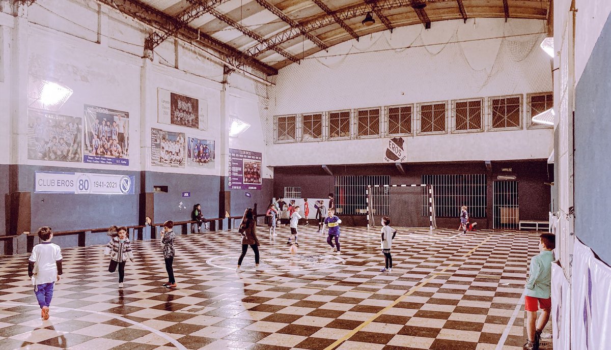 Club Eros in Buenos Aires, eines von 215 Nachbarschaftszentren der Stadt: Kinder spielen Fußball, Erwachsene treffen sich nebenan zum Kartenspiel. Foto: Universität Stuttgart, Lehrstuhl Stadtplanung und Entwerfen