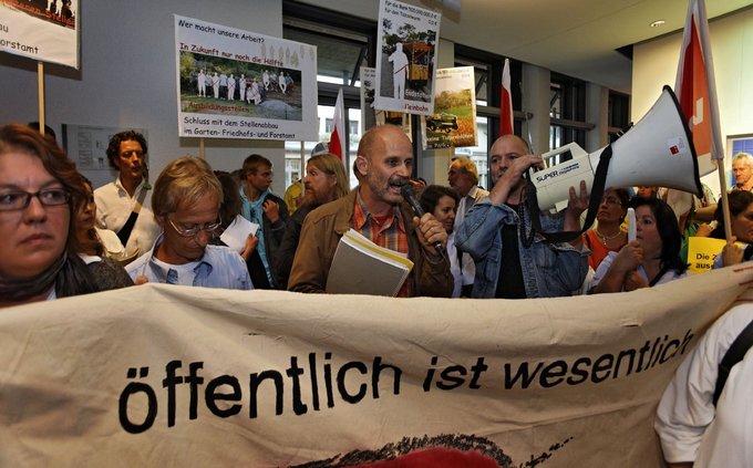 Aktion "Wir zahlen nicht für Eure Krise" vor dem Stuttgarter Gemeinderat, September 2009. Tom Adler spricht.