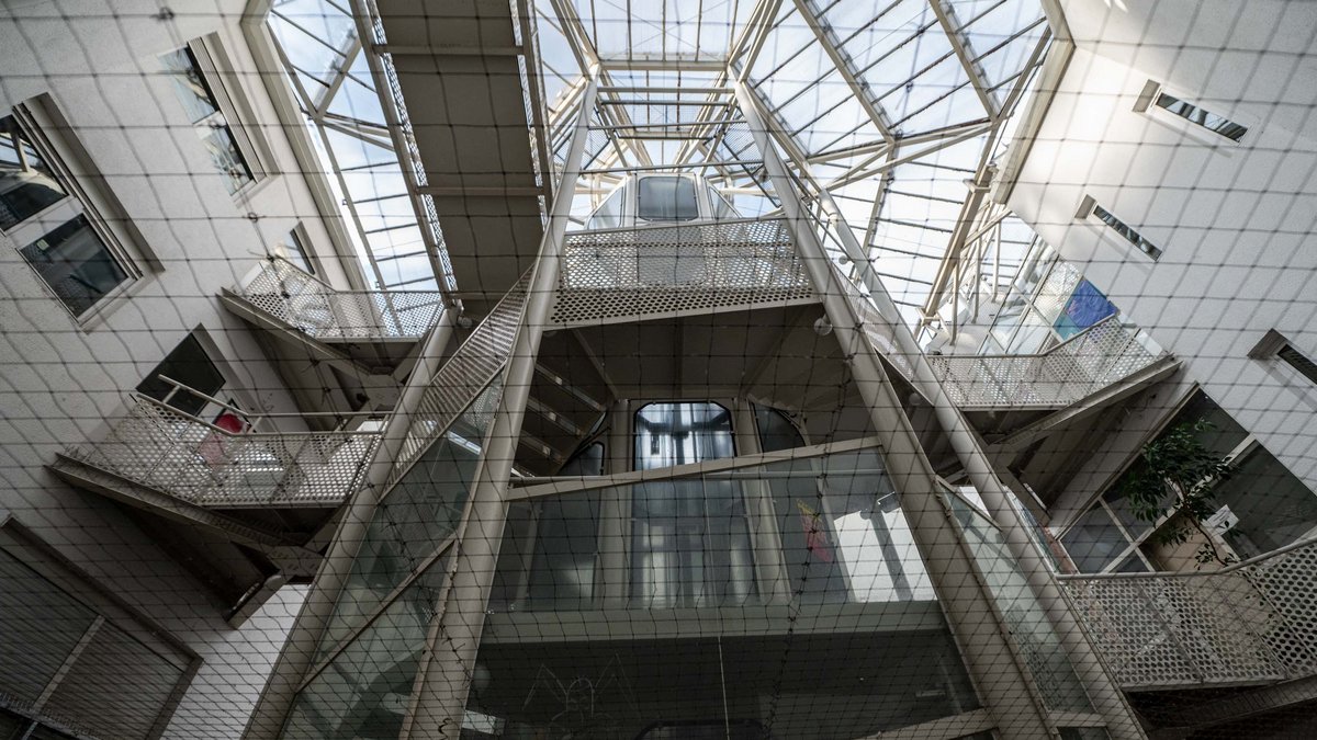 Im Zentrum der wiederbelebten Schwabenbräu-Passage: die achteckige Treppenspindel mit Tageslicht und Taubenschutznetz.