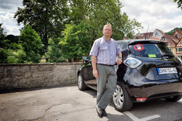 E-Mobil statt Angeber-Porsche: Die Familienkutsche fährt öko. Foto: Martin Storz