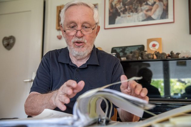 Gerhard Hütter, für SÖS im Bezirksbeirat Stuttgart-Plieningen, beim Zurückblicken und -blättern. Foto: Jens Volle