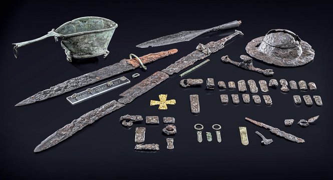 Inventar eines Männergrabes, Lauchheim, Mitte 7. Jahrhundert: Waffen, Reitausrüstung. Foto: Archäologisches Landesmuseum Baden-Württemberg, Manuela Schreiner Inventar eines Männergrabes, Lauchheim, Mitte 7. Jahrhundert: Waffen, Reitausrüstung. Foto: Archäologisches Landesmuseum Baden-Württemberg, Manuela Schreiner