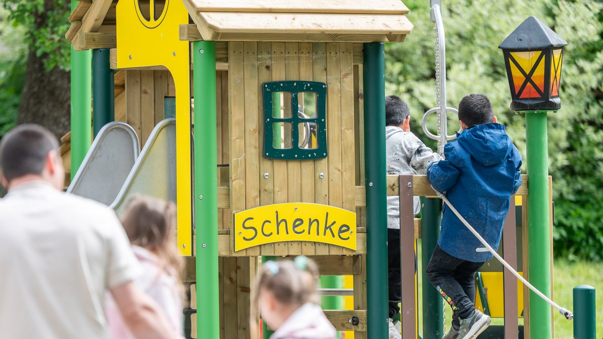 Früh übt sich: der Spielplatz als Kneipe. Mehr Bilder vom "Spazbierweg" mit Klick auf den Pfeil.