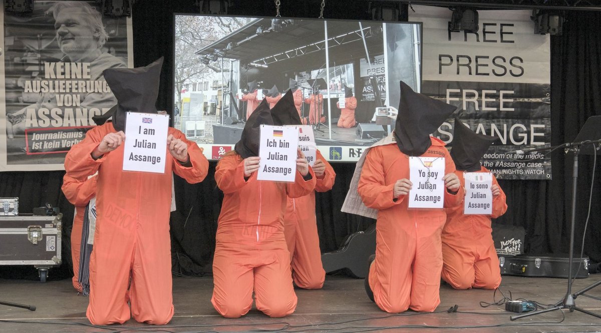 Ein Jahr her und noch genauso aktuell: Protest gegen die Auslieferung von Assange auf dem Stuttgarter Schlossplatz. Foto: Joachim E. Röttgers Ein Jahr her und noch genauso aktuell: Protest gegen die Auslieferung von Assange auf dem Stuttgarter Schlossplatz. Foto: Joachim E. Röttgers