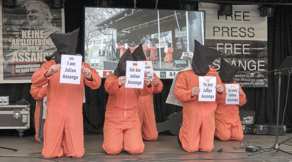 Ein Jahr her und noch genauso aktuell: Protest gegen die Auslieferung von Assange auf dem Stuttgarter Schlossplatz. Foto: Joachim E. Röttgers
